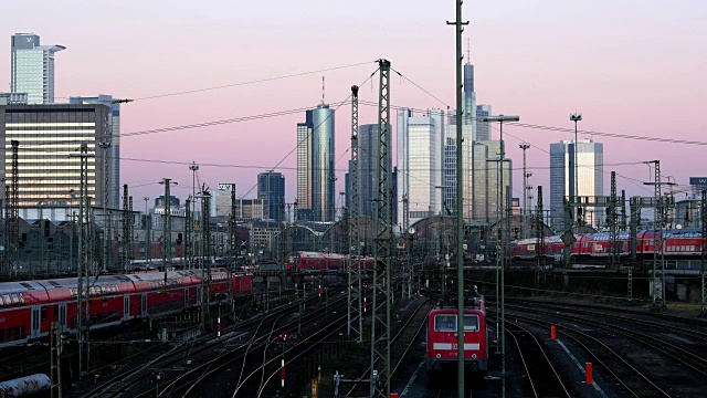 主站法兰克福与天际线和移动列车在傍晚视频素材