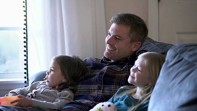 爸爸和女儿们一起看电视视频下载