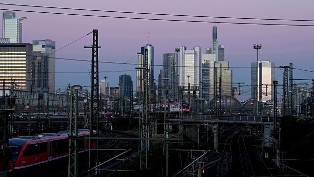 主站法兰克福与天际线和移动的火车在傍晚视频素材