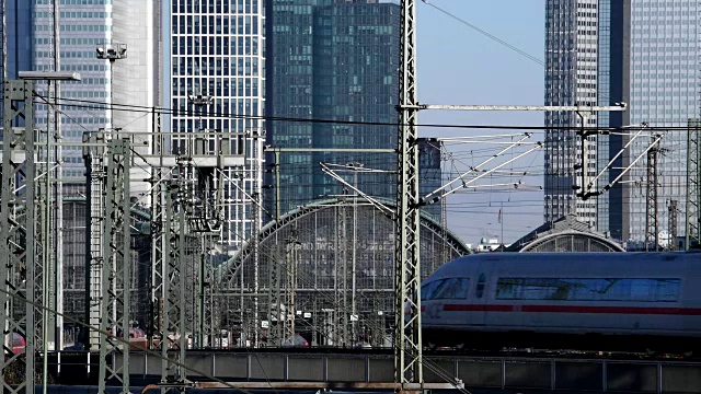 主站法兰克福与天际线和移动的火车视频素材