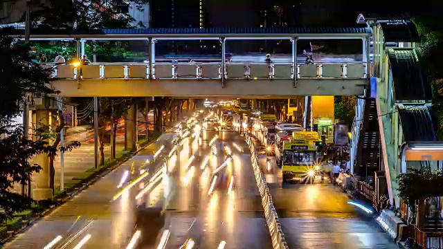 泰国曼谷夜间行驶的汽车和高架桥。视频素材