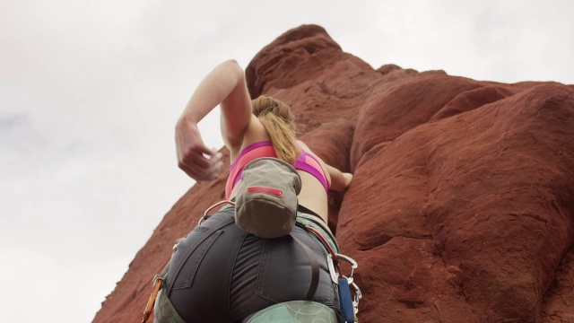 中低角度拍摄的攀岩者粉笔手/费舍尔塔，犹他州，美国视频下载