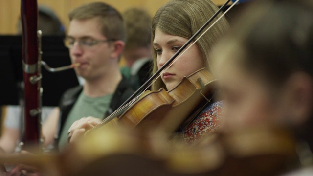 近距离观察在管弦乐队演奏小提琴的少女/美国叉，犹他州，美国视频素材
