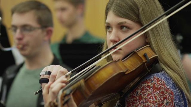 近距离观察在管弦乐队演奏小提琴的少女/美国叉，犹他州，美国视频素材