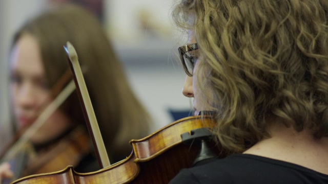 近距离观察在管弦乐队演奏小提琴的少女/美国的叉，犹他州，美国视频素材