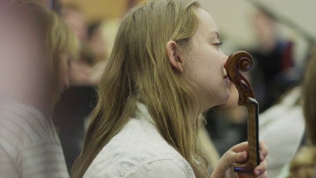 少女等待管弦乐队练习的特写/美国犹他州的叉，美国视频素材