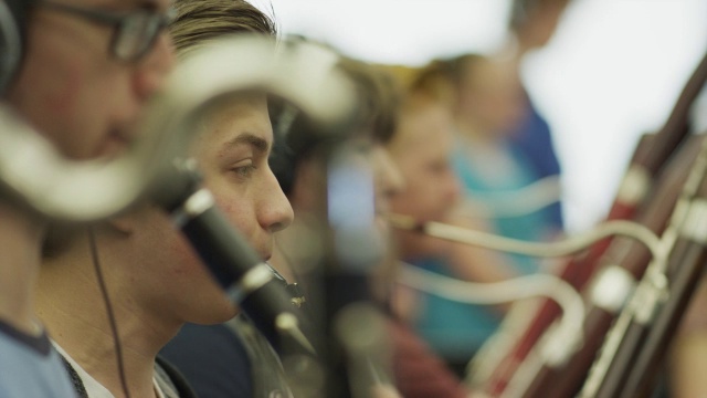 在管弦乐队练习的少年男孩的特写/美国犹他州的叉，美国视频素材
