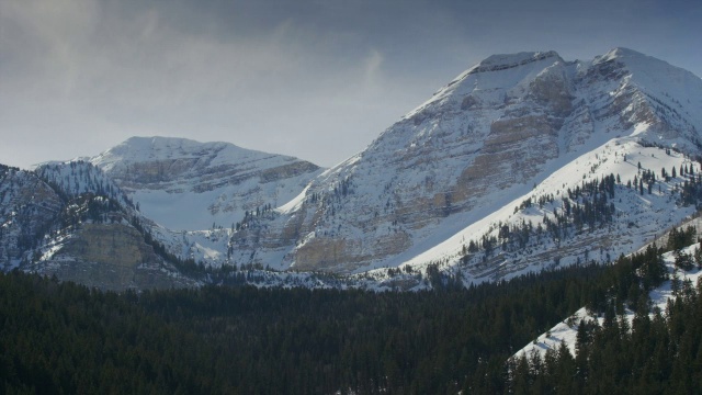 宽平移拍摄的雪在山脉/美国叉峡谷，犹他州，美国视频素材