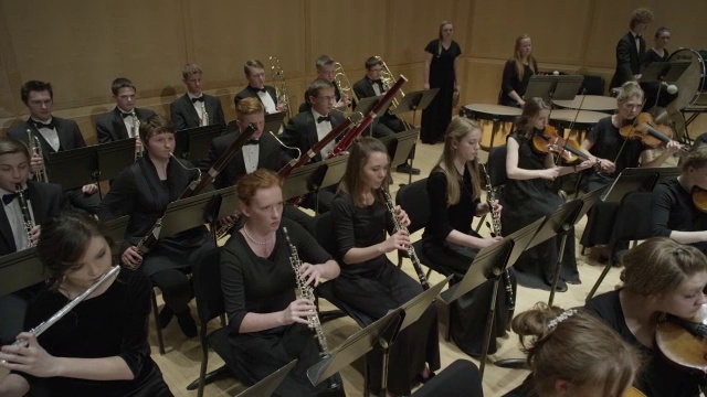 宽高角度平移拍摄高中管弦乐队在舞台上表演/盐湖城，犹他州，美国视频下载