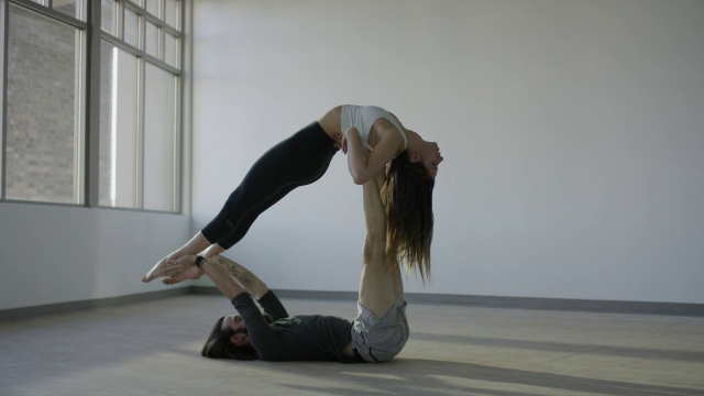 宽镜头夫妇练习瑜伽在工作室/ Orem，犹他州，美国视频素材