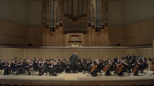 美国犹他州盐湖城的高中管弦乐队在舞台上表演的广角镜头视频下载