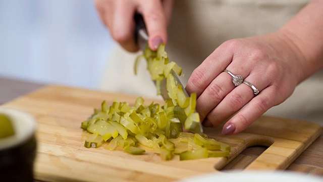 女人用手切片切碎青绿酸黄瓜视频下载