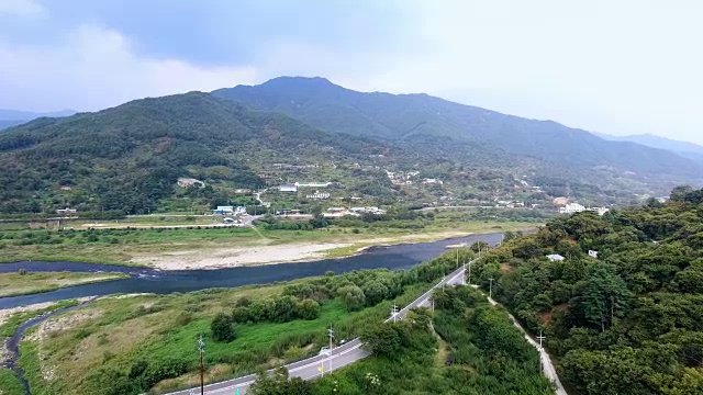前花村附近的Seomjingang河鸟瞰图(著名的梅花景点)视频素材