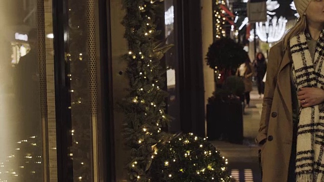 在橱窗里看珠宝的女人，在圣诞购物。视频素材