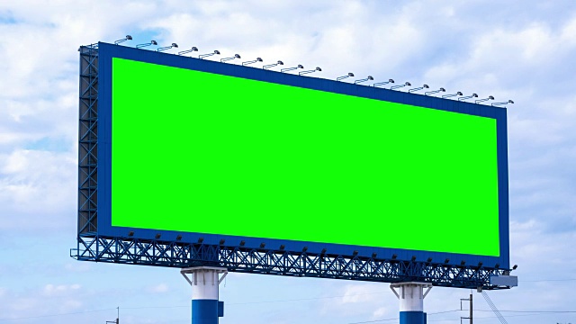 高速公路上的绿屏广告牌视频下载