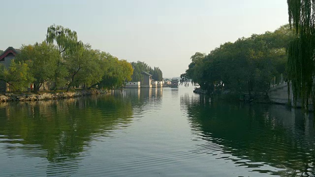 昆明湖游船在夏季公园，北京，中国视频素材