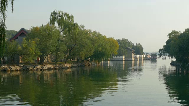 中国北京夏季公园的昆明湖视频素材