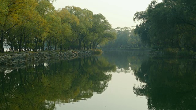 中国北京夏季公园的昆明湖视频素材