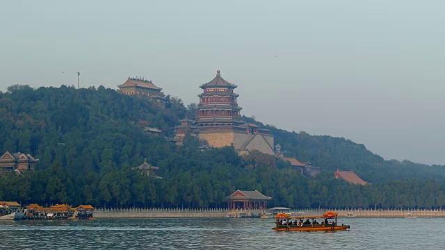中国北京，颐和园昆明湖游船视频素材