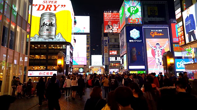 大阪市场街上拥挤的人群视频素材