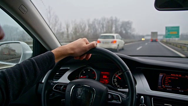 一个年轻人在高速公路上开车视频素材