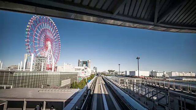 T/L WS POV Yurikamome火车穿过台场/东京，日本视频素材