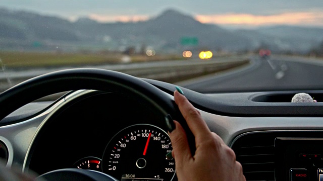 在高速公路上开车的女人视频素材
