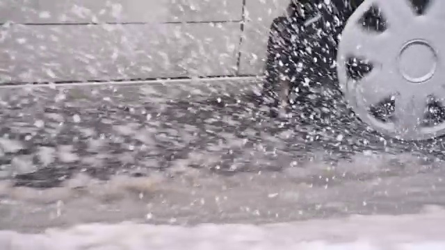 SLO MO汽车在雪地里行驶视频素材