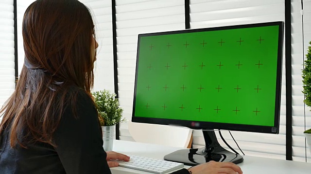 女商人使用电脑绿屏，色度键视频素材
