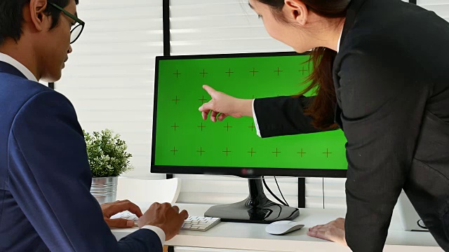 两个商务人士与电脑显示器绿色屏幕，色度键视频素材
