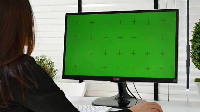 女商人用绿屏电脑视频下载