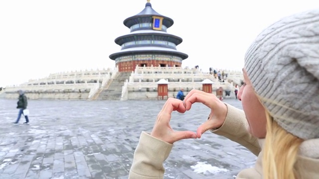 北京天坛，女人做心形手指架视频下载