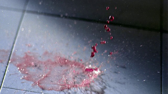 慢镜头高角度MS红色液体洒在地板上，然后马提尼玻璃杯坠落+破碎视频下载