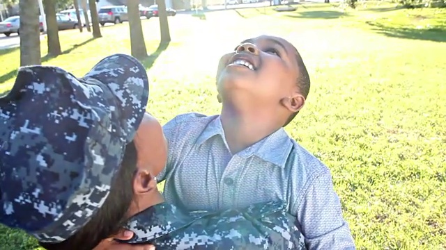 女美军士兵与儿子团聚视频素材