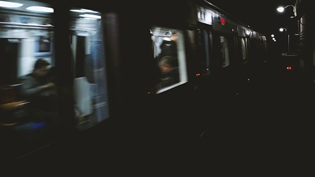 地铁从隧道下来视频素材
