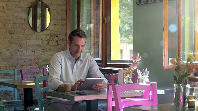 商人在一个café工作视频素材