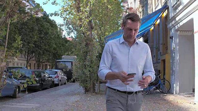 一个商人在街上看手机。视频下载
