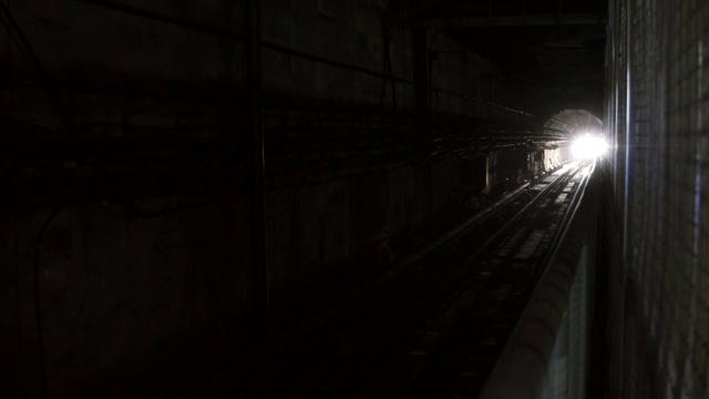 隧道中的地铁列车接近摄像机视频素材
