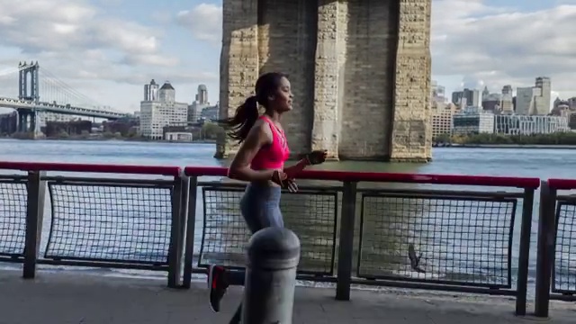 在纽约跑步的年轻女子视频素材