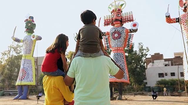 一家人在杜塞赫拉节观看拉文，德里，印度视频下载