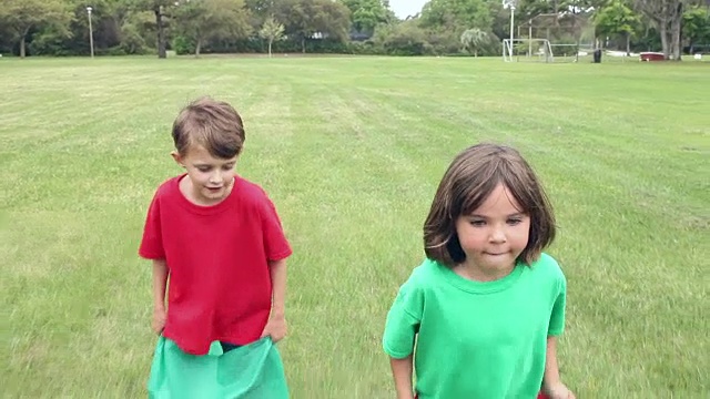 四个孩子在公园里玩土豆袋比赛视频素材