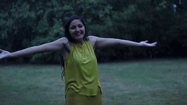 年轻女子在雨中享受，德里，印度视频素材