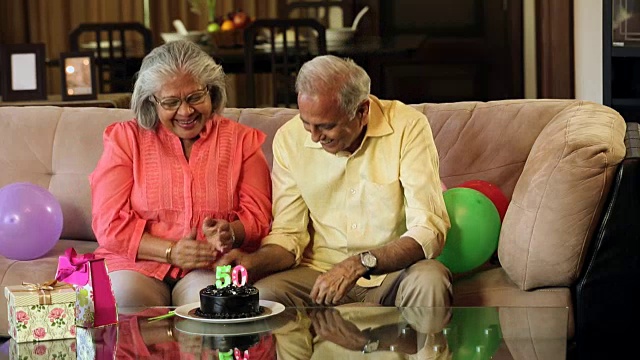 印度德里，一对老年夫妇在家里庆祝结婚纪念日视频下载