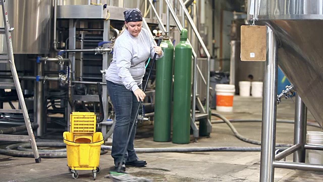 女工在工厂里拖地板视频下载