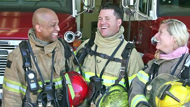 由三名多民族消防员组成的消防队视频素材