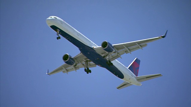 一架达美航空公司的飞机在蓝天的映衬下撞上波多黎各机场。视频素材