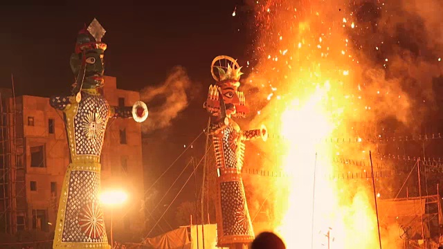 在杜塞赫拉节，印度德里焚烧雕像视频下载