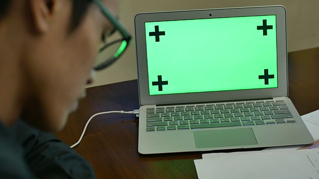 商人带着绿屏幕的笔记本电脑视频素材