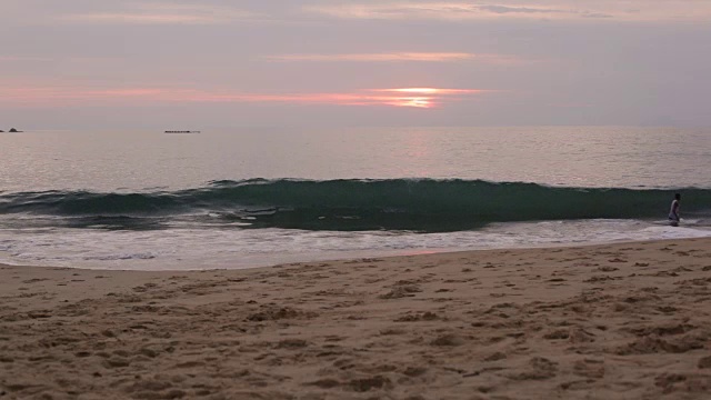 在日落时分浅水冲浪板视频素材