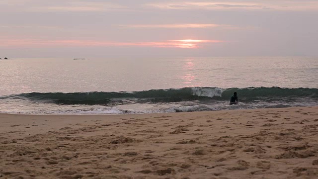 在托克-托克Pequeno海滩欣赏日落的人视频素材